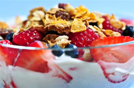 simsearch:400-04416748,k - Serving of yogurt with fresh berries and granola Stock Photo - Budget Royalty-Free & Subscription, Code: 400-04081024