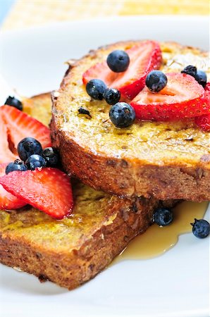 Breakfast of french toast with fresh berries and maple syrup Stock Photo - Budget Royalty-Free & Subscription, Code: 400-04081021