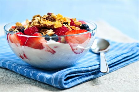 simsearch:400-04416748,k - Serving of yogurt with fresh berries and granola Stock Photo - Budget Royalty-Free & Subscription, Code: 400-04081023