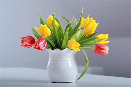simsearch:400-06356460,k - Home appliance - beautiful tulips in vase on the table Foto de stock - Super Valor sin royalties y Suscripción, Código: 400-04081175
