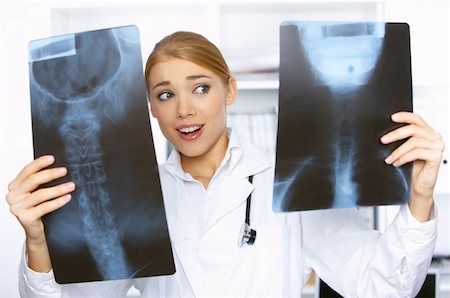 simsearch:400-04178933,k - Doctor comparing two x-ray pictures in her surgery Stock Photo - Budget Royalty-Free & Subscription, Code: 400-04081247