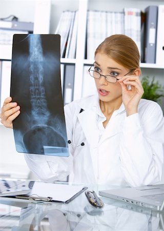 simsearch:400-04178933,k - Confused female doctor examining x-ray picture Stock Photo - Budget Royalty-Free & Subscription, Code: 400-04081250