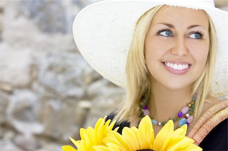simsearch:400-04058311,k - A beautiful young blond woman wearing a sun hat and smiling while carrying a shopping bag of sunflowers Foto de stock - Super Valor sin royalties y Suscripción, Código: 400-04081817
