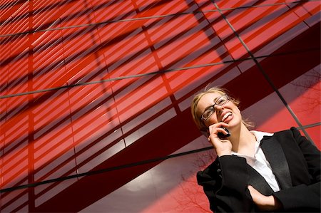 simsearch:400-04035450,k - A beautiful young female executive using her cell phone in front a modern city building Foto de stock - Royalty-Free Super Valor e Assinatura, Número: 400-04081818