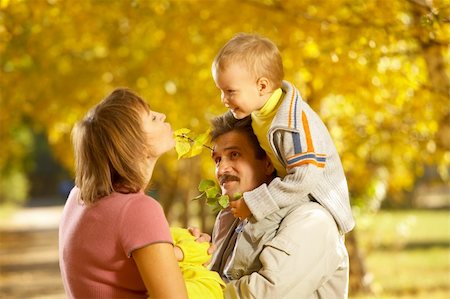 simsearch:400-05911333,k - Family with children on walk in autumn park Fotografie stock - Microstock e Abbonamento, Codice: 400-04082579