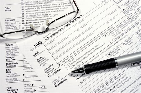 simsearch:400-05339747,k - Close-up of a Federal Tax Return Form with glasses and a pen Stockbilder - Microstock & Abonnement, Bildnummer: 400-04082733
