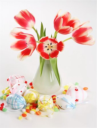 simsearch:400-06356460,k - Home appliance - beautiful tulips in vase on the table with small Easter eggs Foto de stock - Super Valor sin royalties y Suscripción, Código: 400-04082990