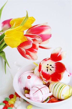 simsearch:400-06356460,k - Home appliance - beautiful tulips in vase on the table with small Easter eggs Foto de stock - Super Valor sin royalties y Suscripción, Código: 400-04082991