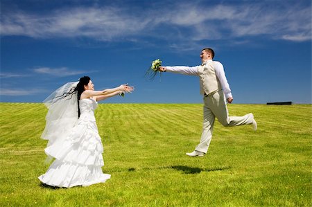 simsearch:400-05208182,k - groom gives bouquet to bride Photographie de stock - Aubaine LD & Abonnement, Code: 400-04083041