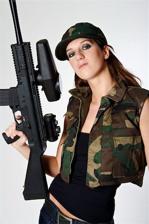 simsearch:400-05371802,k - Beautiful young woman with a gun Stockbilder - Microstock & Abonnement, Bildnummer: 400-04083122