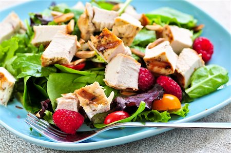 spinach berry salad - Healthy green salad with grilled chicken breast Foto de stock - Super Valor sin royalties y Suscripción, Código: 400-04083742