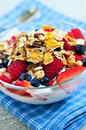 simsearch:400-04081024,k - Serving of yogurt with fresh berries and granola Stock Photo - Budget Royalty-Free & Subscription, Code: 400-04083757