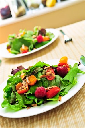 spinach berry salad - Healthy green salad with berries and cherry tomatoes Foto de stock - Super Valor sin royalties y Suscripción, Código: 400-04083776