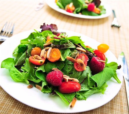 spinach berry salad - Healthy green salad with berries and cherry tomatoes Foto de stock - Super Valor sin royalties y Suscripción, Código: 400-04083777