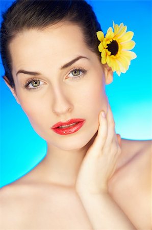 simsearch:400-04320148,k - Portrait of beautiful woman with sunflower in hair Photographie de stock - Aubaine LD & Abonnement, Code: 400-04083898