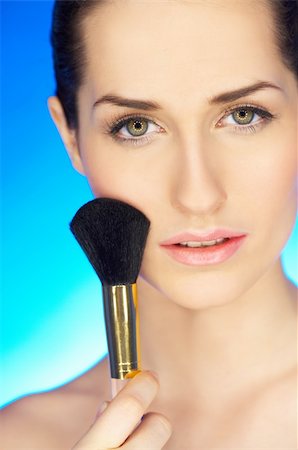 simsearch:400-05192072,k - Portrait of beautiful woman with cosmetics brush Photographie de stock - Aubaine LD & Abonnement, Code: 400-04083911
