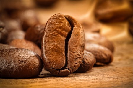 simsearch:400-04313939,k - Closeup shot of a coffee bean on wood Stock Photo - Budget Royalty-Free & Subscription, Code: 400-04094520