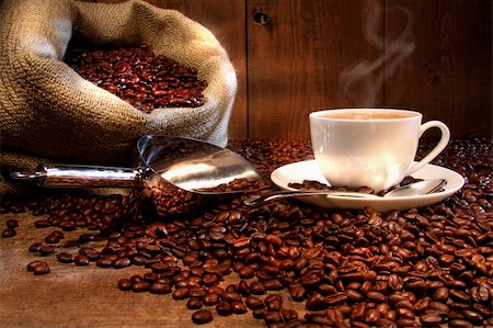 simsearch:400-08672864,k - Coffee cup with burlap sack of roasted beans on rustic table Foto de stock - Super Valor sin royalties y Suscripción, Código: 400-04094521