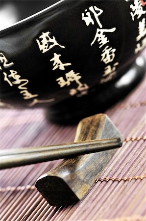simsearch:400-07719212,k - Asian rice bowl and wooden chopsticks on a rest close up Fotografie stock - Microstock e Abbonamento, Codice: 400-04095489