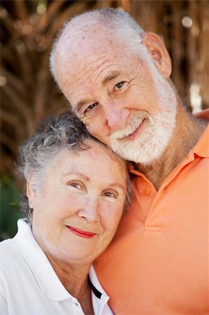 simsearch:400-04065020,k - Closeup portrait of a beautiful senior couple in love. Foto de stock - Royalty-Free Super Valor e Assinatura, Número: 400-04097476