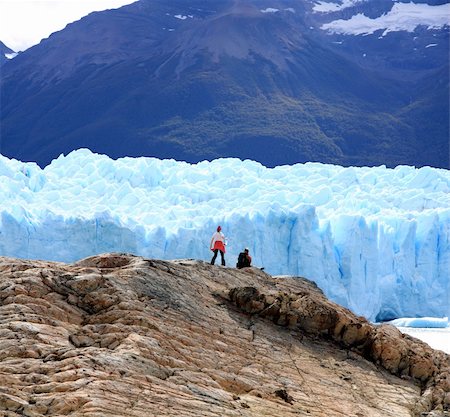 simsearch:400-04098958,k - Couple looking at Perito Moreno Glacier, Patagonia, Argentina Photographie de stock - Aubaine LD & Abonnement, Code: 400-04098959