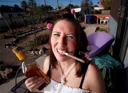 Hispanic woman in front of house with messy yard Photographie de stock - Aubaine LD & Abonnement, Code: 400-04099376