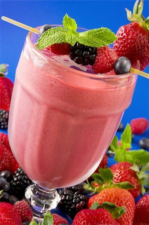 simsearch:400-03918701,k - A glass of berry smoothie surrounded by fresh fruits Foto de stock - Royalty-Free Super Valor e Assinatura, Número: 400-04090502