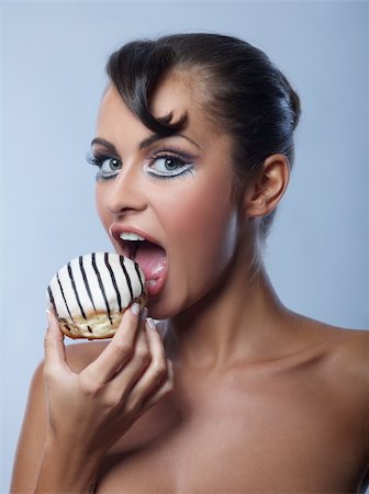 simsearch:400-03983962,k - Beautiful blond woman with cookie in hand Fotografie stock - Microstock e Abbonamento, Codice: 400-04090560