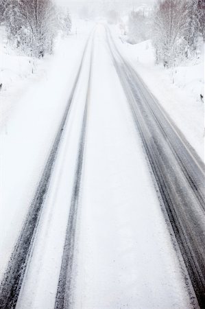 snow blizzards highway - A car travelling in a snow storm Stock Photo - Budget Royalty-Free & Subscription, Code: 400-04091117