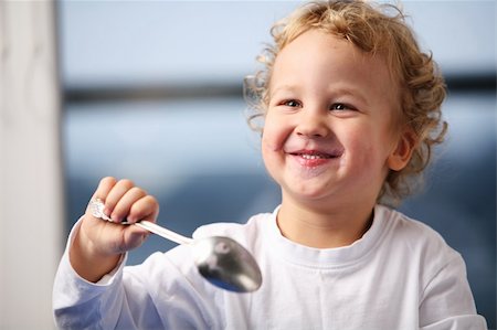 simsearch:673-02138312,k - Portrait of the little boy eating yogurt Stockbilder - Microstock & Abonnement, Bildnummer: 400-04092174