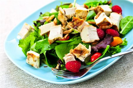 spinach berry salad - Healthy green salad with grilled chicken breast Foto de stock - Super Valor sin royalties y Suscripción, Código: 400-04093588