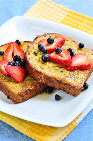 Breakfast of french toast with fresh berries and maple syrup Stock Photo - Budget Royalty-Free & Subscription, Code: 400-04093637