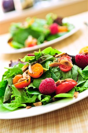 spinach berry salad - Healthy green salad with berries and cherry tomatoes Foto de stock - Super Valor sin royalties y Suscripción, Código: 400-04093666