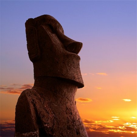 A stone statue on Easter island at sunset Stockbilder - Microstock & Abonnement, Bildnummer: 400-04105082