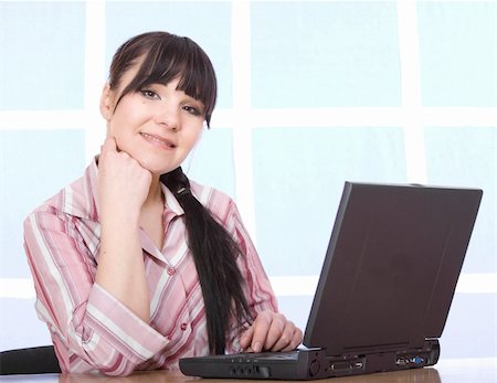 simsearch:400-05732500,k - happy brunette woman with laptop at home Foto de stock - Royalty-Free Super Valor e Assinatura, Número: 400-04105295