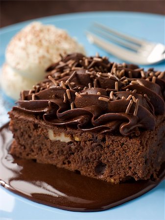 Chocolate Fudge Brownie With Chocolate Fudge Sauce And Cream Photographie de stock - Aubaine LD & Abonnement, Code: 400-04105835