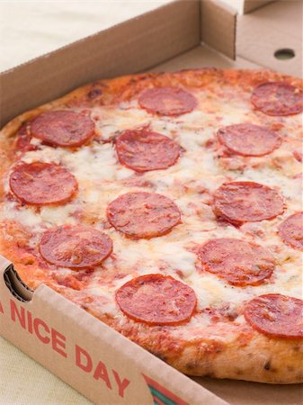 simsearch:400-04105894,k - Pepperoni Pizza In A Take Away Box Foto de stock - Royalty-Free Super Valor e Assinatura, Número: 400-04105916