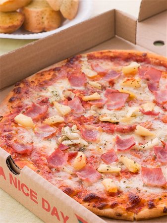 pane all'aglio - Hawaiian Pizza In A Take Away Box With Garlic Bread Fotografie stock - Microstock e Abbonamento, Codice: 400-04105917
