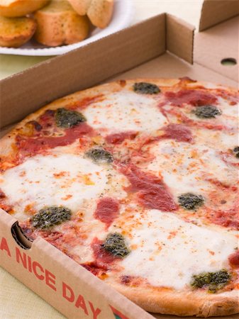 pane all'aglio - Cheese, Tomato And Pesto Pizza In A Take Away Box With Garlic Br Fotografie stock - Microstock e Abbonamento, Codice: 400-04105918