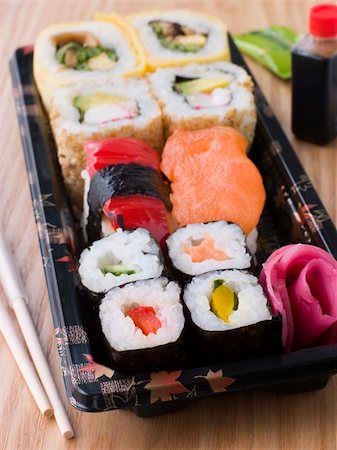 simsearch:400-04105894,k - Take Away Sushi Tray Foto de stock - Royalty-Free Super Valor e Assinatura, Número: 400-04105934