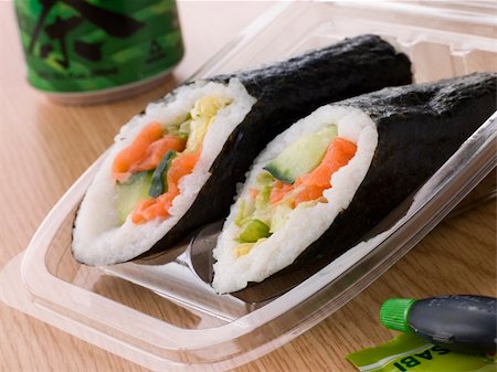 simsearch:400-04105894,k - Hand Moulded Sushi With A Can Of Green Tea Foto de stock - Royalty-Free Super Valor e Assinatura, Número: 400-04105935