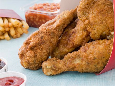 simsearch:400-04105894,k - Southern Fried Chicken In A Box With Fries, Baked Beans, Colesla Foto de stock - Royalty-Free Super Valor e Assinatura, Número: 400-04105937