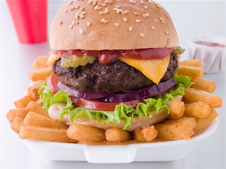 simsearch:614-06813728,k - Cheese Burger In A Sesame Seed Bun With Fries Foto de stock - Royalty-Free Super Valor e Assinatura, Número: 400-04105930