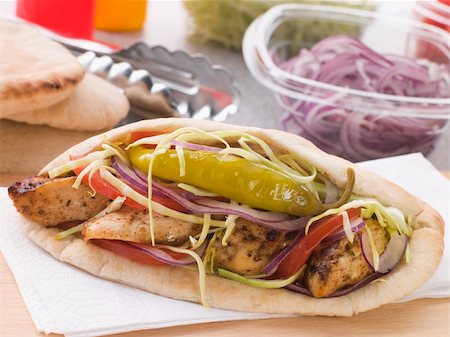 simsearch:400-04105894,k - Marinated Chicken Kebab In A Pitta Bread With Salad And A Pickle Foto de stock - Royalty-Free Super Valor e Assinatura, Número: 400-04105960