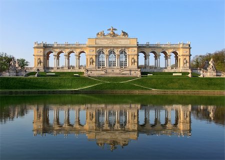 schloss schonbrunn - The Gloriette in the Schonbrunn Palace Garden, Vienna, Austria Foto de stock - Super Valor sin royalties y Suscripción, Código: 400-04106208