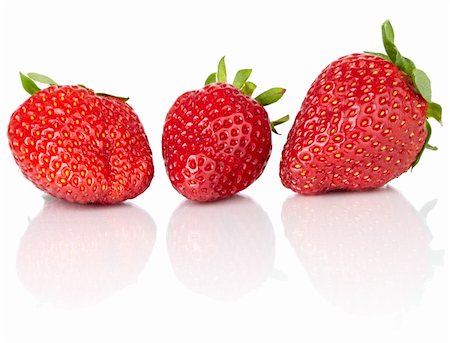 simsearch:400-07993543,k - Fresh Strawberries Isolated On White Background ~ Studio Lighting Fotografie stock - Microstock e Abbonamento, Codice: 400-04106911