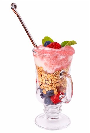 simsearch:400-08110674,k - Healthy breakfast with muesli, raspberries, blueberries and yoghurt, decorated with mint leaves in a glass with a silver spoon Stockbilder - Microstock & Abonnement, Bildnummer: 400-04107021