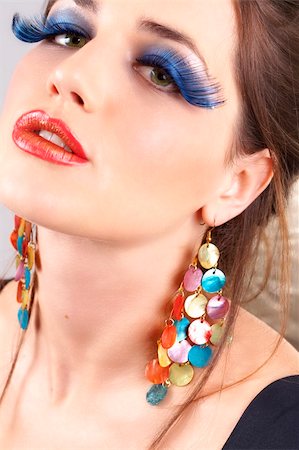 simsearch:400-04974367,k - Portrait of a beautiful young brunette woman with dramatic glamour make-up and fashion earrings Photographie de stock - Aubaine LD & Abonnement, Code: 400-04107032