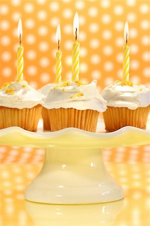 simsearch:400-04198170,k - Cupcakes with orange zest sprinkled on top with polka dot background Fotografie stock - Microstock e Abbonamento, Codice: 400-04107369