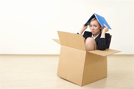 eviction - A business woman sits in a box, taking shelter a folder Stock Photo - Budget Royalty-Free & Subscription, Code: 400-04107854